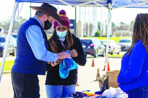More than 30,000 free reusable masks and nonperishable goods were given to the Metro-Montgomery community by alumnus Lane Harper, who hosted this giveaway on Feb. 20.  Harper is the founder of The Power of Life Foundation, a non-profit organization. 