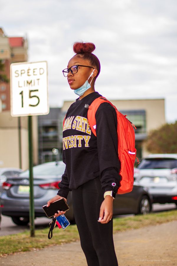 Many students are welcoming the holiday season with a 90s revival. ‘90s fashion has been enjoying a return to the spotlight for a few years now, but this fall, the trend is going even farther with students rocking the decade’s staple looks from head to toe, rather than just using them as accent pieces.