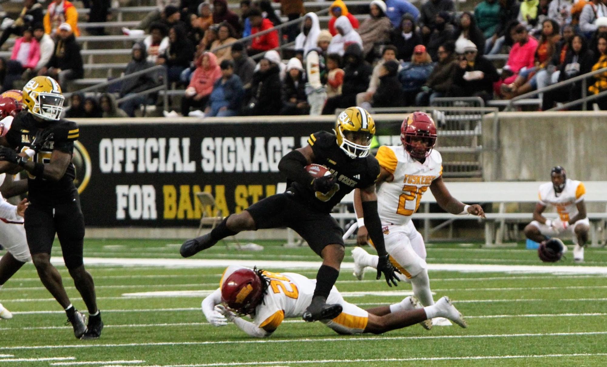 Hornets dominate Tuskegee Golden Tigers 41-3 – The Hornet Tribune