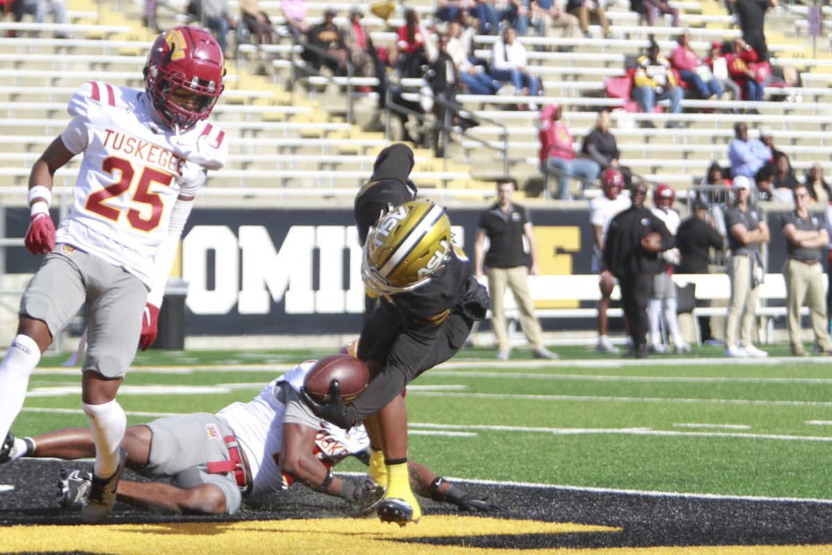 Wide receiver Jalen Jones cates a 45 yard pass from Quarterback Kareem Keye.  Jones takes into the endzone for 6 points.